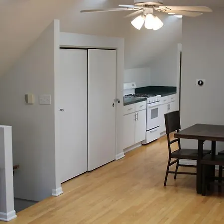 Lincoln Park Living - 3 Queen Beds - Sleeps 6