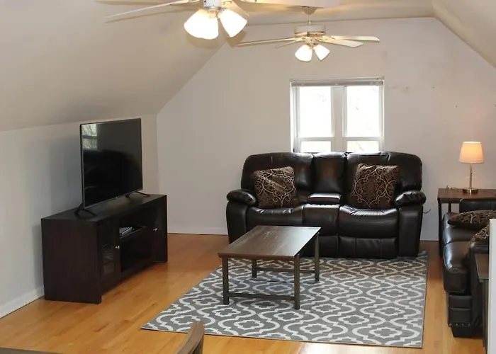 Lincoln Park Living - 3 Queen Beds - Sleeps 6 *