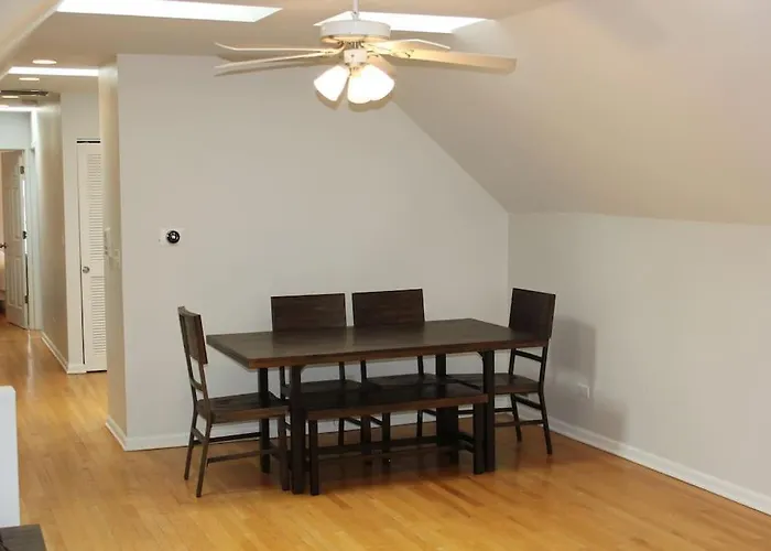 Holiday home Lincoln Park Living - 3 Queen Beds - Sleeps 6